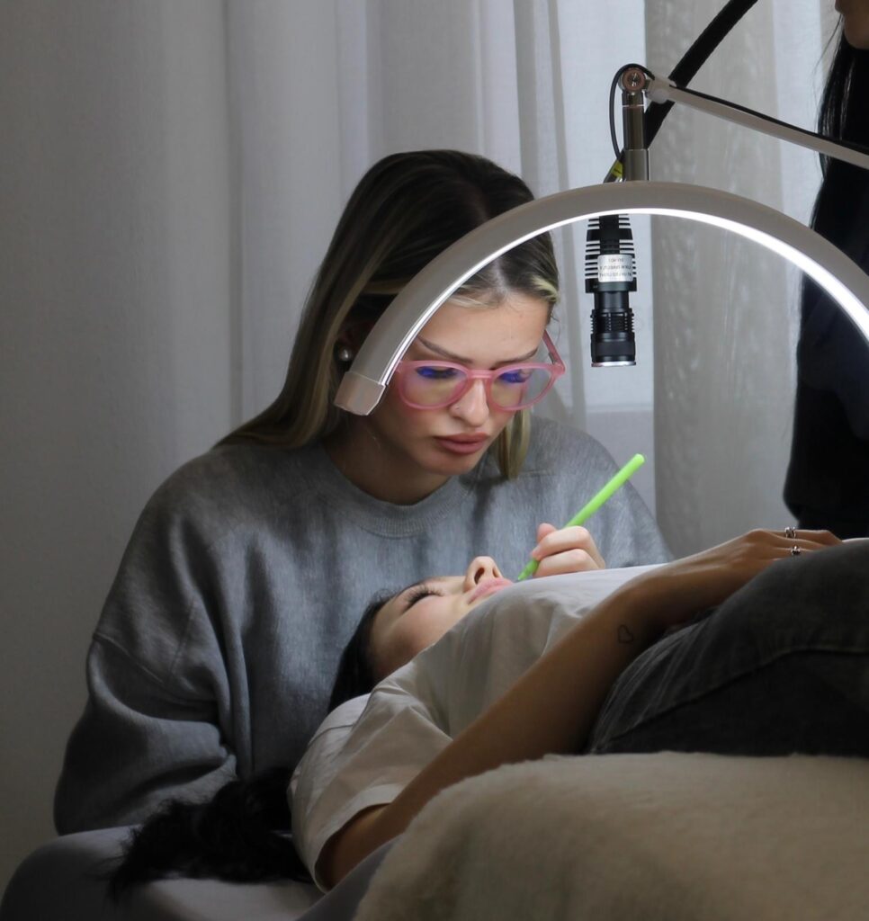 Dievča sa školí lepiť mihalnice pomocov UV led technológie